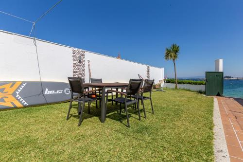 Zdjęcie z galerii obiektu VILLA CARMENCITA BEACH en primera línea de playa w mieście Pontevedra
