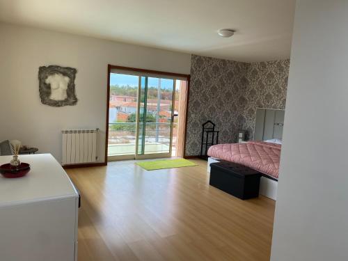 - une chambre avec un lit doté d'un couvre-lit rose dans l'établissement Moderne Villa in Aveiro Portugal, à Gafanha da Vagueira