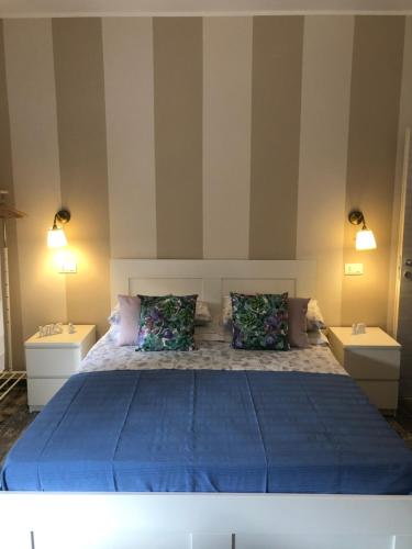 una camera da letto con un grande letto con due comodini di Solidea House a Palmi