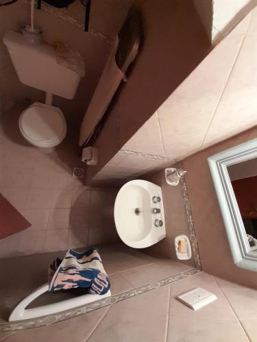 Un baño pequeño con inodoro y lavabo. en zona Uncas, en Tandil