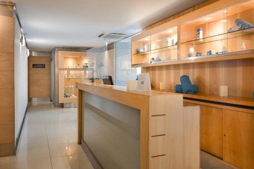 uma cozinha com armários de madeira e uma bancada em DiplomaticHotel em Mendoza