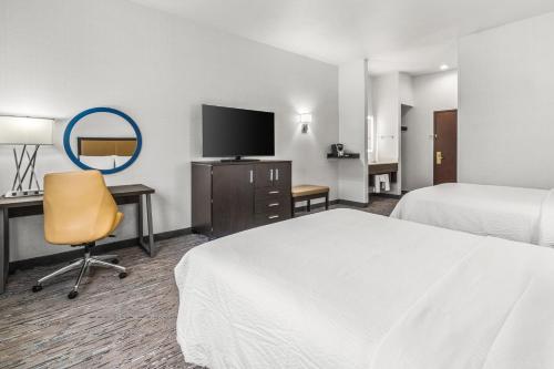 Ein Bett oder Betten in einem Zimmer der Unterkunft Holiday Inn Express Wenatchee by IHG