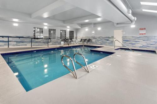 ein großer Pool mit blauem Wasser in einem Gebäude in der Unterkunft Holiday Inn Express Wenatchee, an IHG Hotel in Wenatchee