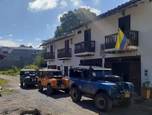 a group of vehicles parked in front of a building at Casona CHARA in Barichara