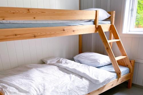 pokój z łóżkiem piętrowym z 2 łóżkami piętrowymi w obiekcie Fedafjorden Apartments w mieście Feda