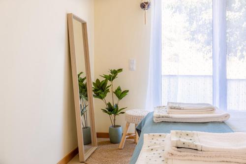 espejo en una habitación con 2 camas y espejo en Casa Kiko, en Burgau