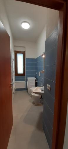 baño con lavabo y aseo y ventana en Casa vacanza Luisa, en Alcamo Marina