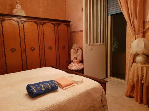 una camera con letto e testata in legno di A casa di Lilly ad Andali
