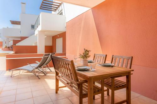 a dining room with a wooden table and chairs at Casa Kiko in Burgau