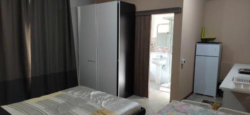 1 dormitorio con 1 cama, armario y baño en Soggiorno Manu, en Cantù