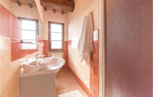 a bathroom with a sink and a bath tub at Casa Macinarino 13 in Loro Ciuffenna