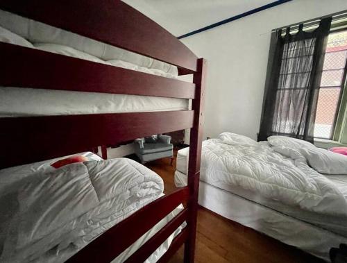 Giường trong phòng chung tại Amazing 3 Bedroom Apt! 11 Beds!