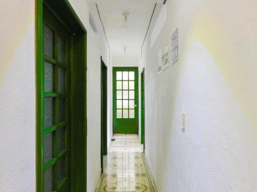 un corridoio vuoto con una porta e una finestra di María Bonita by Rotamundos a Taxco de Alarcón