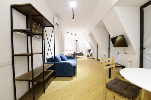 ein Schlafzimmer mit einem Etagenbett und ein Wohnzimmer in der Unterkunft COMFORT AND HISTORY in Tbilisi City