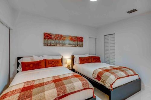 - une chambre avec 2 lits et un tableau mural dans l'établissement Stylish Retreat Heated Pool Basketball Game Room L41, à Cutler Bay