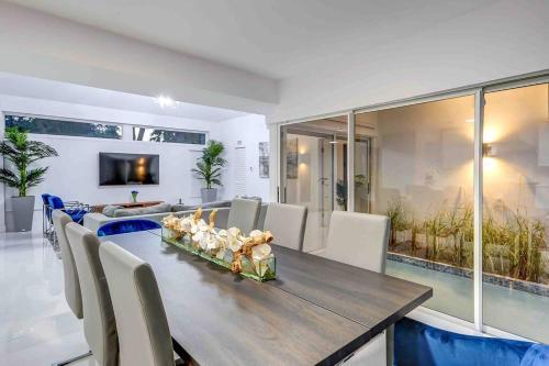 Stylish Retreat Heated Pool Basketball Game Room L41にあるテレビまたはエンターテインメントセンター