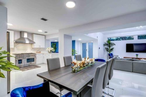 Stylish Retreat Heated Pool Basketball Game Room L41にあるキッチンまたは簡易キッチン