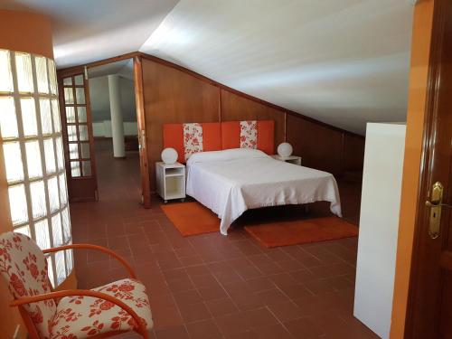 een slaapkamer met een wit bed met oranje kussens bij Villa Maspalomas Golf Court in Maspalomas