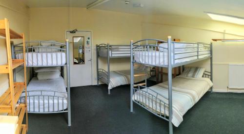 Двухъярусная кровать или двухъярусные кровати в номере Y Doc at World Horizons Community Hub