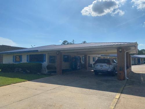 a car parked in front of a garage at Budget inn in Alma