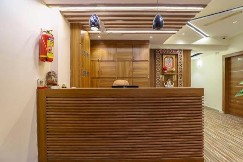 um átrio do hotel com uma recepção em OYO Hotel Shubham Inn em Ahmedabad