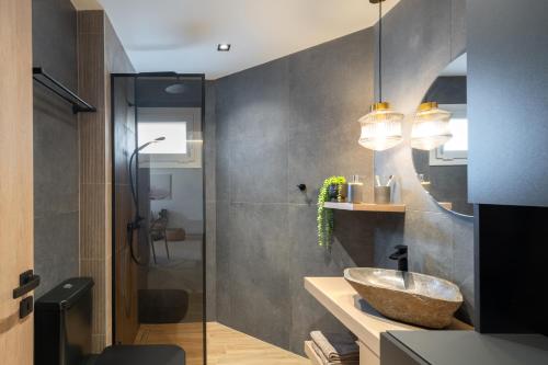 y baño con lavabo y ducha. en “Sea•Si” Luxury Home, en Sissi