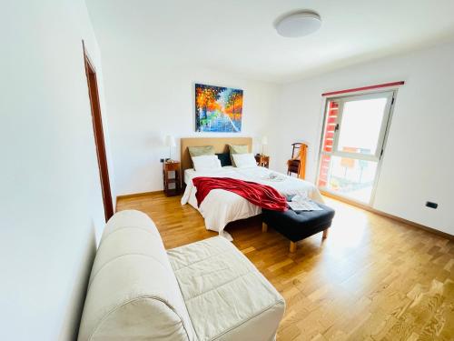 - un salon avec un lit et un canapé dans l'établissement Tenerife Family Home, à Santa Úrsula