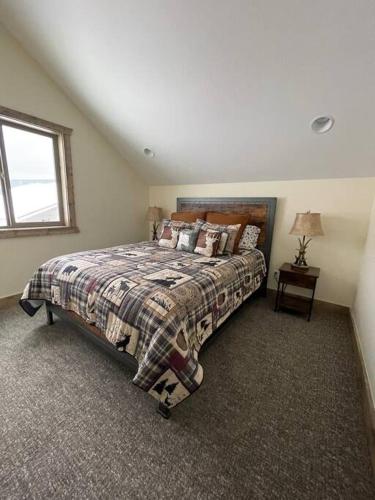 Una cama o camas en una habitación de 3505 Joseph Dr Cabin with breathtaking views, 30 miles to Yellowstone