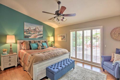 um quarto com uma cama e uma ventoinha de tecto em AZ Home with Resort-Style Amenities and Mtn View! em Catalina