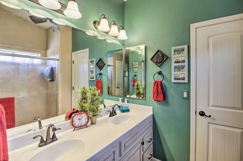 uma casa de banho com 2 lavatórios e um espelho grande em AZ Home with Resort-Style Amenities and Mtn View! em Catalina