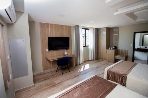 Hotel Sirari By Reginaにあるテレビまたはエンターテインメントセンター