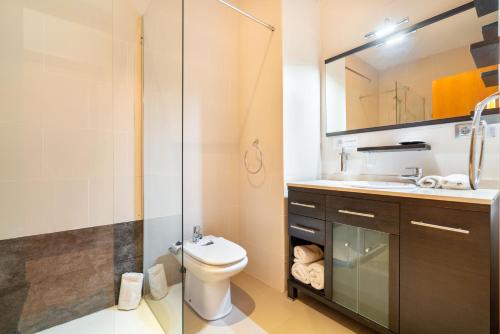 une salle de bain avec toilettes, douche et lavabo dans l'établissement Be Free Arco Almeria, à Almería