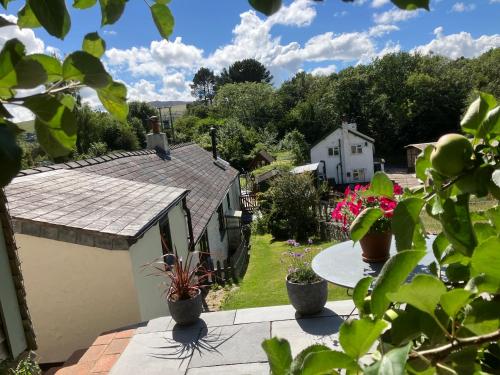 einen Blick aus dem Garten eines Hauses mit Topfpflanzen in der Unterkunft Robins Nest glamping pod North Wales in Mold