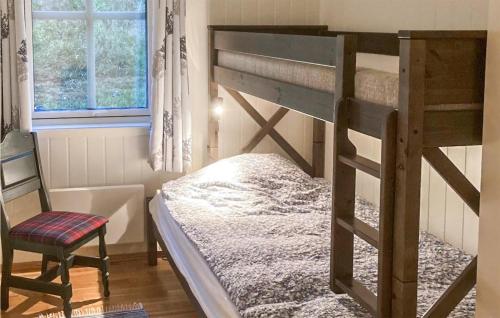 ein Schlafzimmer mit einem Etagenbett und einem Stuhl in der Unterkunft Amazing Home In Lunde With House A Panoramic View in Lunde
