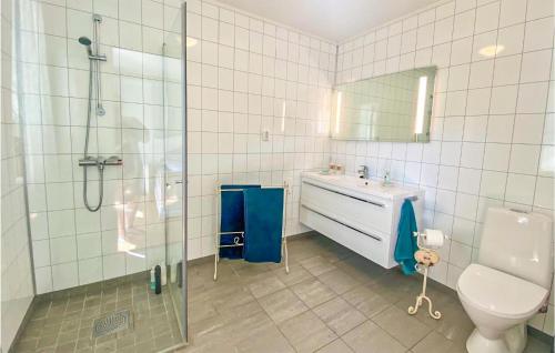 y baño con ducha, aseo y lavamanos. en Amazing Home In Lunde With House A Panoramic View, en Lunde