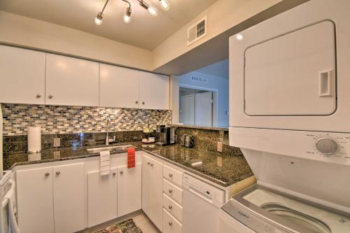 Η κουζίνα ή μικρή κουζίνα στο Sleek Phoenix Condo Walk to Biltmore Fashion Park