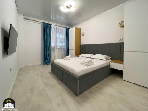 Black Sea Booking - Klauss في مامايا نورد نافورداي: غرفة نوم فيها سرير وتلفزيون