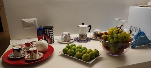 a counter with a bowl of green apples and a bowl of fruit at Casa Pellegrino in Polignano a Mare
