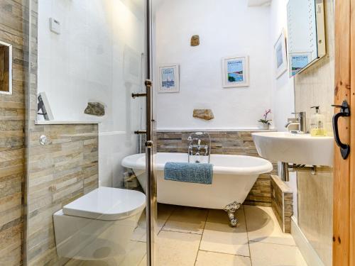 a bathroom with a toilet and a sink at Cottage Anton in Fylingdales