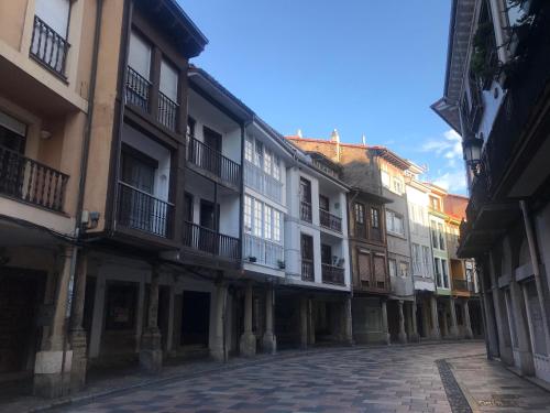an empty street in a city with buildings at El Patio de Rivero con garaje, Avilés in Avilés