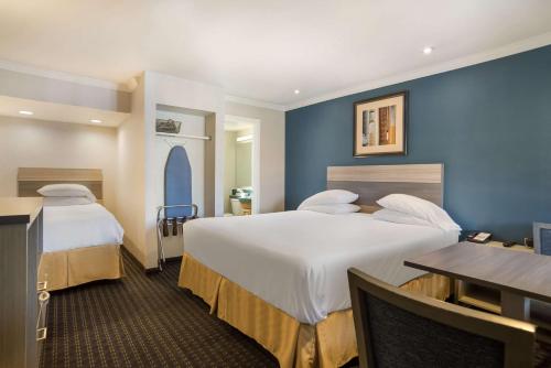 Habitación de hotel con 2 camas y escritorio en SureStay Hotel by Best Western San Rafael, en San Rafael