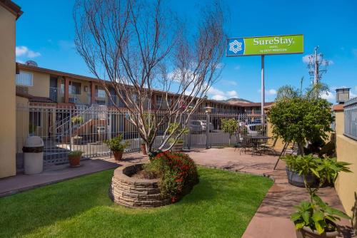 Κήπος έξω από το SureStay Hotel by Best Western San Rafael