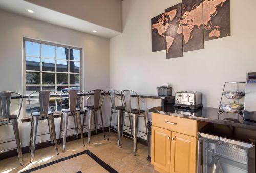 Η κουζίνα ή μικρή κουζίνα στο SureStay Hotel by Best Western San Rafael