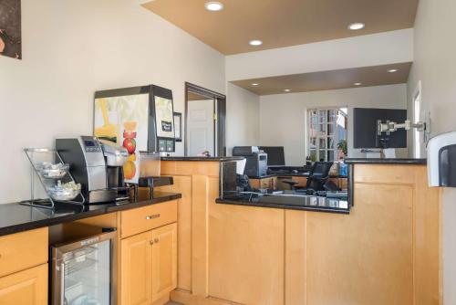 Η κουζίνα ή μικρή κουζίνα στο SureStay Hotel by Best Western San Rafael