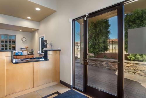 Η κουζίνα ή μικρή κουζίνα στο SureStay Hotel by Best Western San Rafael