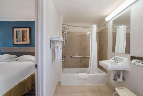 Ένα μπάνιο στο SureStay Hotel by Best Western San Rafael