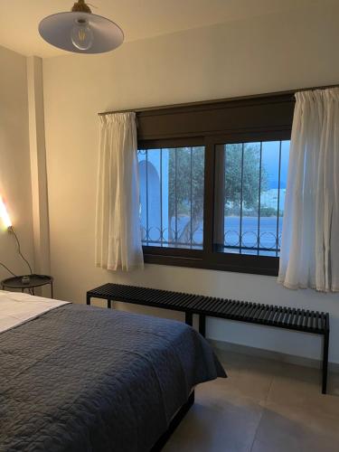 una camera con un letto e una grande finestra di Nikko Mini Suite ad Ágios Nikólaos