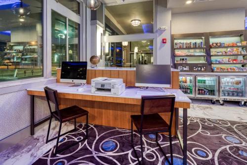 Holiday Inn Express - Kansas City Downtown, an IHG Hotel Image
