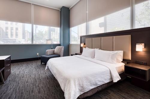 Tempat tidur dalam kamar di Holiday Inn Express - Kansas City Downtown, an IHG Hotel