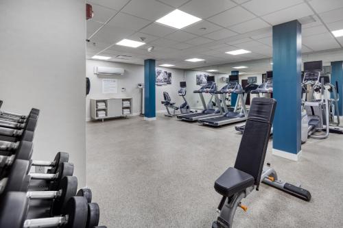 a gym with treadmills and cardio machines at Holiday Inn Express Kansas City Downtown in Kansas City
